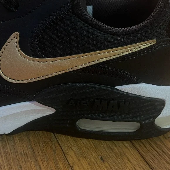 Nike Air Max Excee Women’s 7.5 Low Black Metallic Gold - Picture 4 of 8